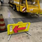 【画像】【ハイウェイテクノフェア2024】車線制限の矢印表示板を設置、回収する作業車が凄い。表示板を反転させる訳は？ 〜 画像9