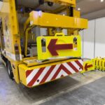 【画像】【ハイウェイテクノフェア2024】車線制限の矢印表示板を設置、回収する作業車が凄い。表示板を反転させる訳は？ 〜 画像4