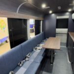 【画像】どこでも会議ができる環境を。AKTIOのマイクロバスが実現するリモートオフィス 〜 画像2