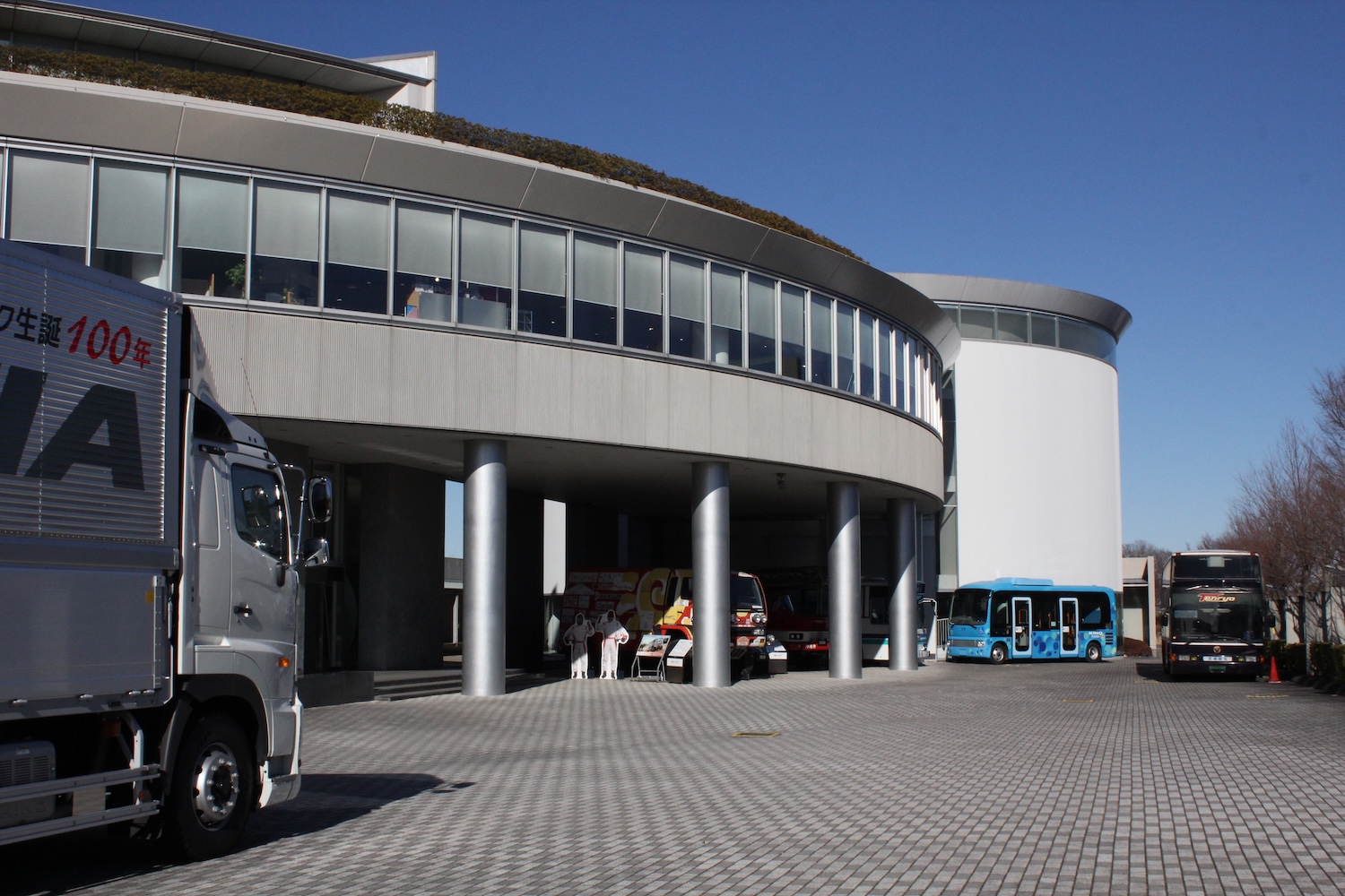 日野オートプラザ】日野自動車が誇る技術と歴史ある名車が並ぶ。さらに