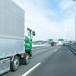 【画像】高速道路3車線を全塞ぎは必要悪？ こうしなきゃ運べないトラッカーの事情とは 〜 画像1