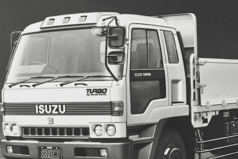 なぜ大型トラックの「三つ目ランプ」は消え？かつて義務化されていた速度表示灯の歴史と役割
