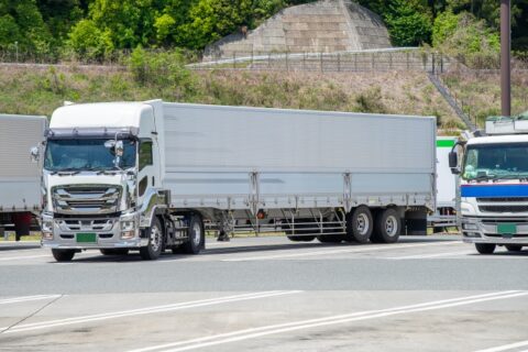 トレーラーが後輪を浮かせて走行するのはワケがある！