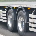 【画像】トレーラーが後輪を浮かせて走行するのはワケがある！ 〜 画像2