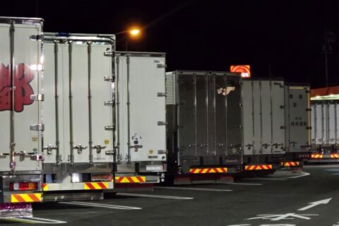 トラックの後ろ姿を飾る謎の縞模様とは