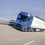 【画像】自車だけでなく他車にも路上の危険をお知らせ？ ダイムラーの新安全機能 〜 画像6