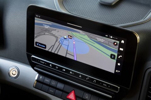 自車だけでなく他車にも路上の危険をお知らせ？ ダイムラーの新安全機能