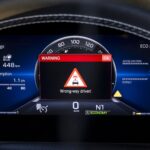 【画像】自車だけでなく他車にも路上の危険をお知らせ？ ダイムラーの新安全機能 〜 画像2