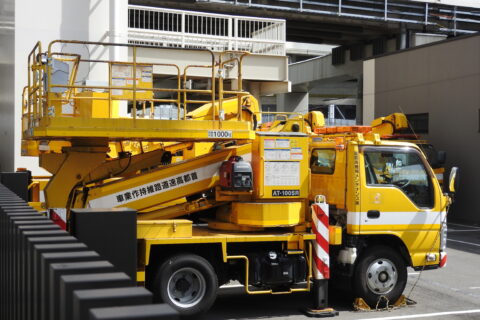 高速道路規制で活躍する作業車の知られざる重要な任務とは?