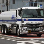 【画像】危険なものを運ぶけれど、決して危険ではないタンクローリー 〜 画像1