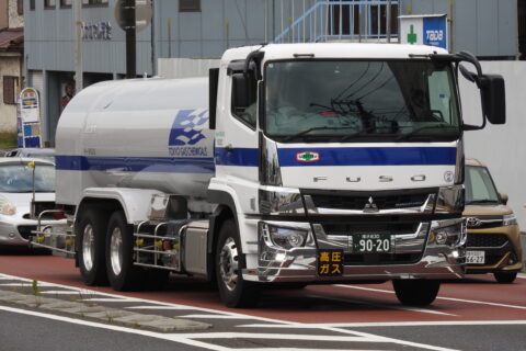 危険なものを運ぶけれど、決して危険ではないタンクローリー