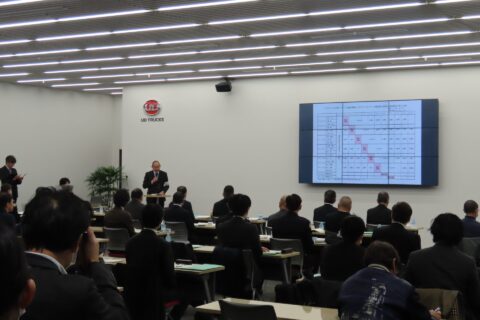 自衛官が物流トラック運転手に？ 国土交通省が大型トラック運転体験会を開催