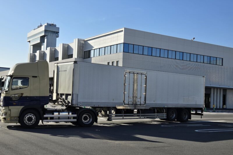 ジャックナイフにプラウアウト… トレーラー運転時に起こる現象