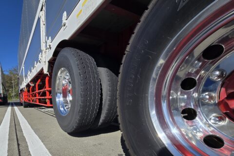 トラックのタイヤはなぜダブル？　これからはシングルワイドタイヤ？