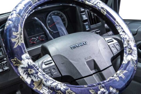 取り付けるのもコツがいる？　ハンドルカバー事情