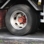 【画像】簡単そうに見えて意外と難しいトラックのタイヤ交換 〜 画像1