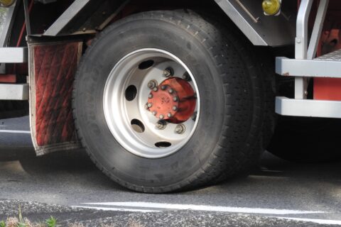 簡単そうに見えて意外と難しいトラックのタイヤ交換