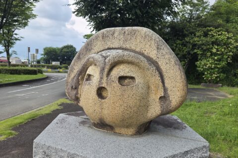 「なぜこんなところに土偶が鎮座？　不思議なPAがそこにあった