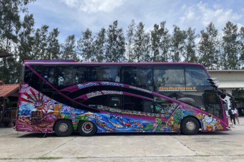 こんなのあり？これがタイで人気のデコバスだ！