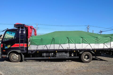 トラックの荷台への昇り降りはなぜ危険？ 昇降設備のルールが変わった理由