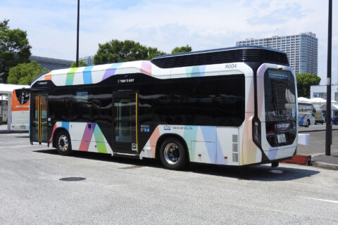 路線バスの後部ドアが真ん中にある深い理由
