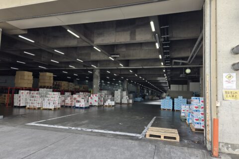 よく見たら市場は乗り物天国だった