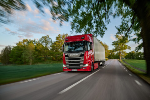 スカニアの新車をレンタカーで、それも緑ナンバーで乗れる!?