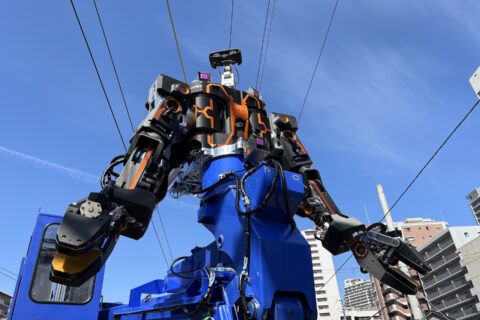 JR西日本に人型高所作業車が活躍中