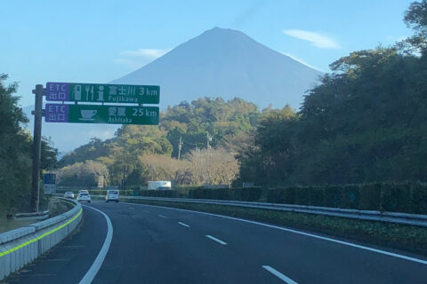 高速道路に掲げられた案内標識と電光板の表示内容が持つ意味