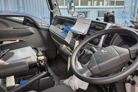 トラックの運転席を見せてもらったぞ