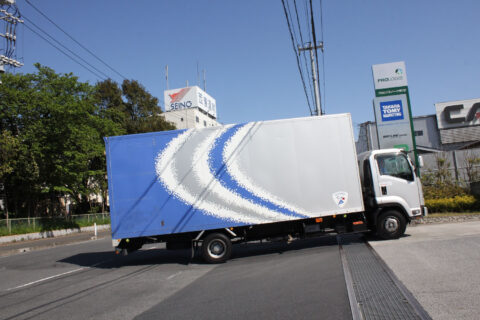 無人トラックからクラクション、実はドライバーからのSOSだった!?