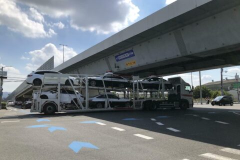割り込むな、トラック急に止まれない