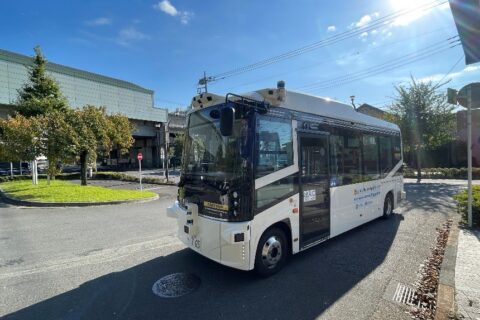 自動運転レベル4に向けて、遠隔型自動運転バスが狛江市を走る