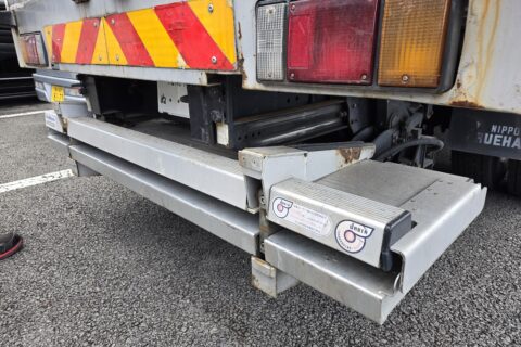 乗用車ドライバーから見たパワーゲート付きトラック