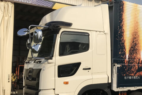 これって日本のトラックだけ？　安全確認窓のはなし