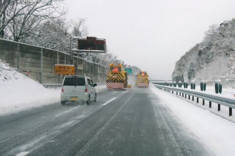 えっ？ スタッドレスじゃ通れない!?　高速道路の規制の話