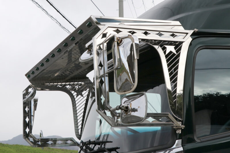 突起物にしか見えないけれど、メリットも存在するデコトラの飾り