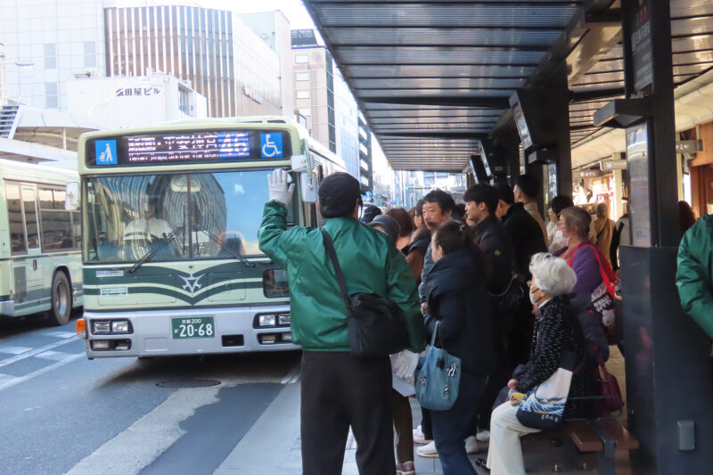 中国が渡航自粛をして観光客が減り、京都市営バスは市民が乗りやすくなったの？