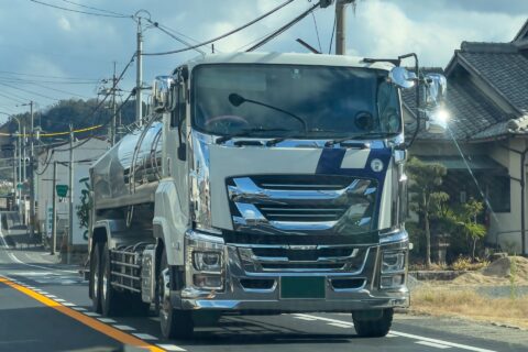 運搬物は？ピカピカの理由は？スロッシング現象？　タンクローリーの秘密