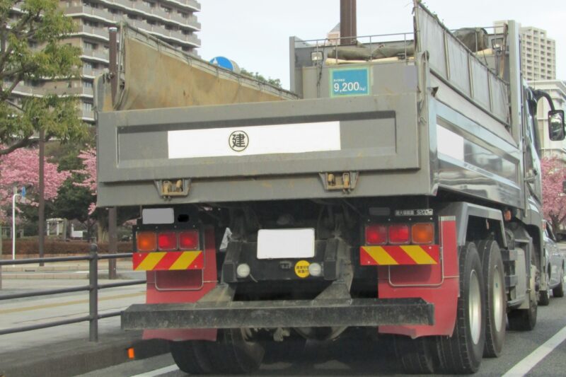 存在感はあるんだけど、トラックの泥除けって必要？