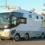 【画像】繊細な競走馬を運ぶ馬運車って普通のトラックやバスと違うの？ 〜 画像1