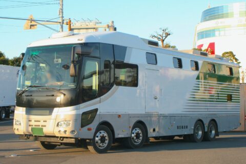 繊細な競走馬を運ぶ馬運車って普通のトラックやバスと違うの？