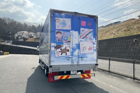 物流用品の専門会社が送り出したのは、温かみに包まれたトラックだった