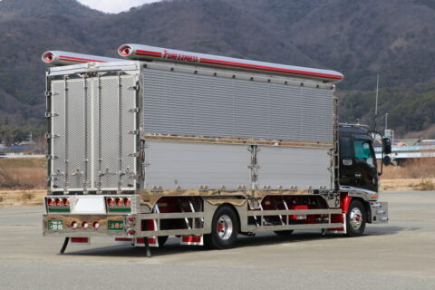 和の神髄、見えないところを飾る今風のデコトラ事情