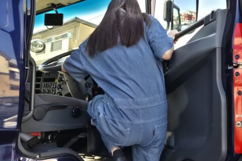 乗り降りだけでも重労働。トラックドライバーの苦悩を探る