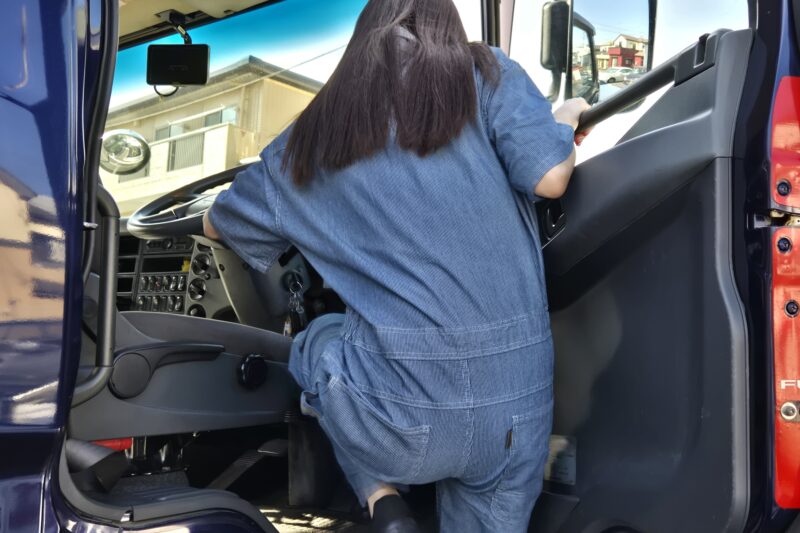 乗り降りだけでも重労働。トラックドライバーの苦悩を探る