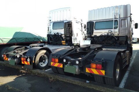 注意点もコツも普通のトラックとは違う　トレーラーの運転技術