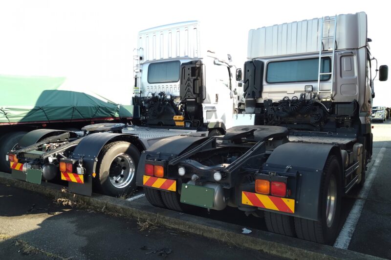 注意点もコツも普通のトラックとは違う　トレーラーの運転技術