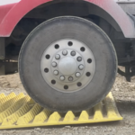 【画像】建設現場でタイヤに挟まる土・泥・石を一発で排除！それがＦＯＤＳマット 〜 画像3