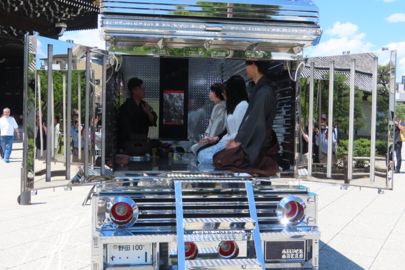 京都・東本願寺前の広場でデコトラ茶会「不二不而」が開催